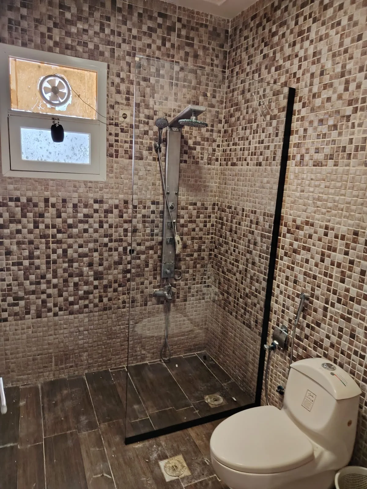 درابزين زجاج سكريت مقسى ومنحني