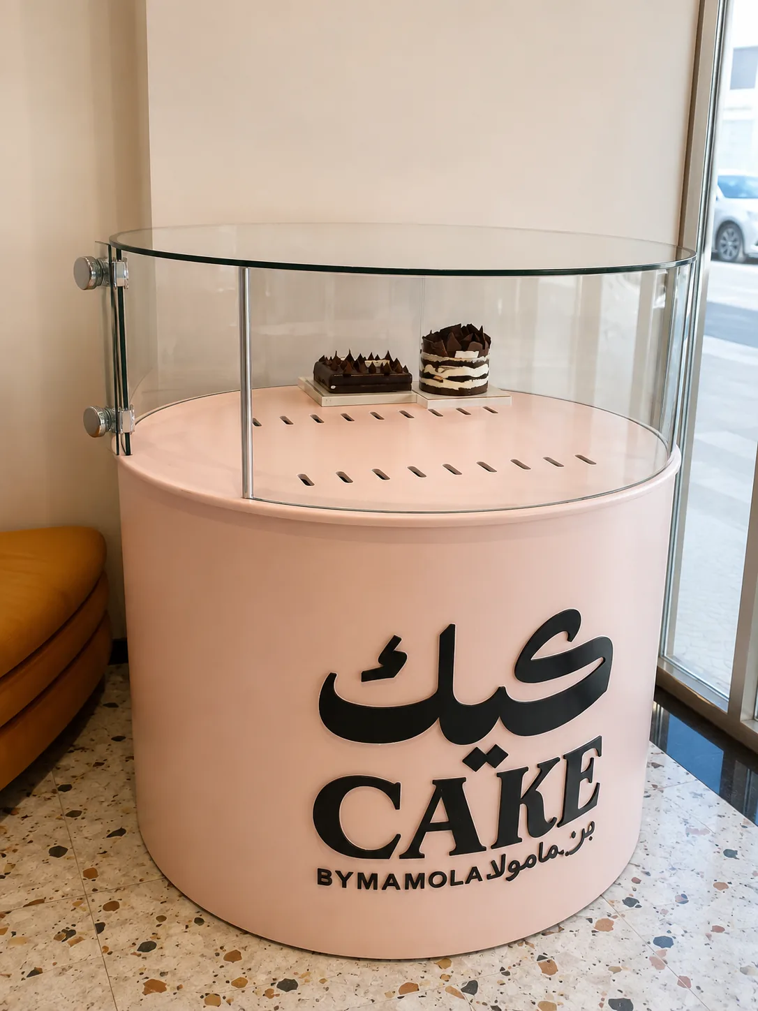 فاترينة عرض كيك أسطوانية دائرية لمتجر كيك من مامولا