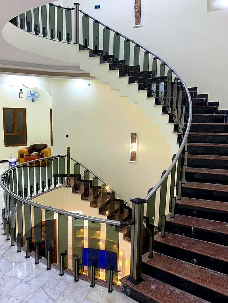 درابزينات الستانلس ستيل والزجاج السكريت