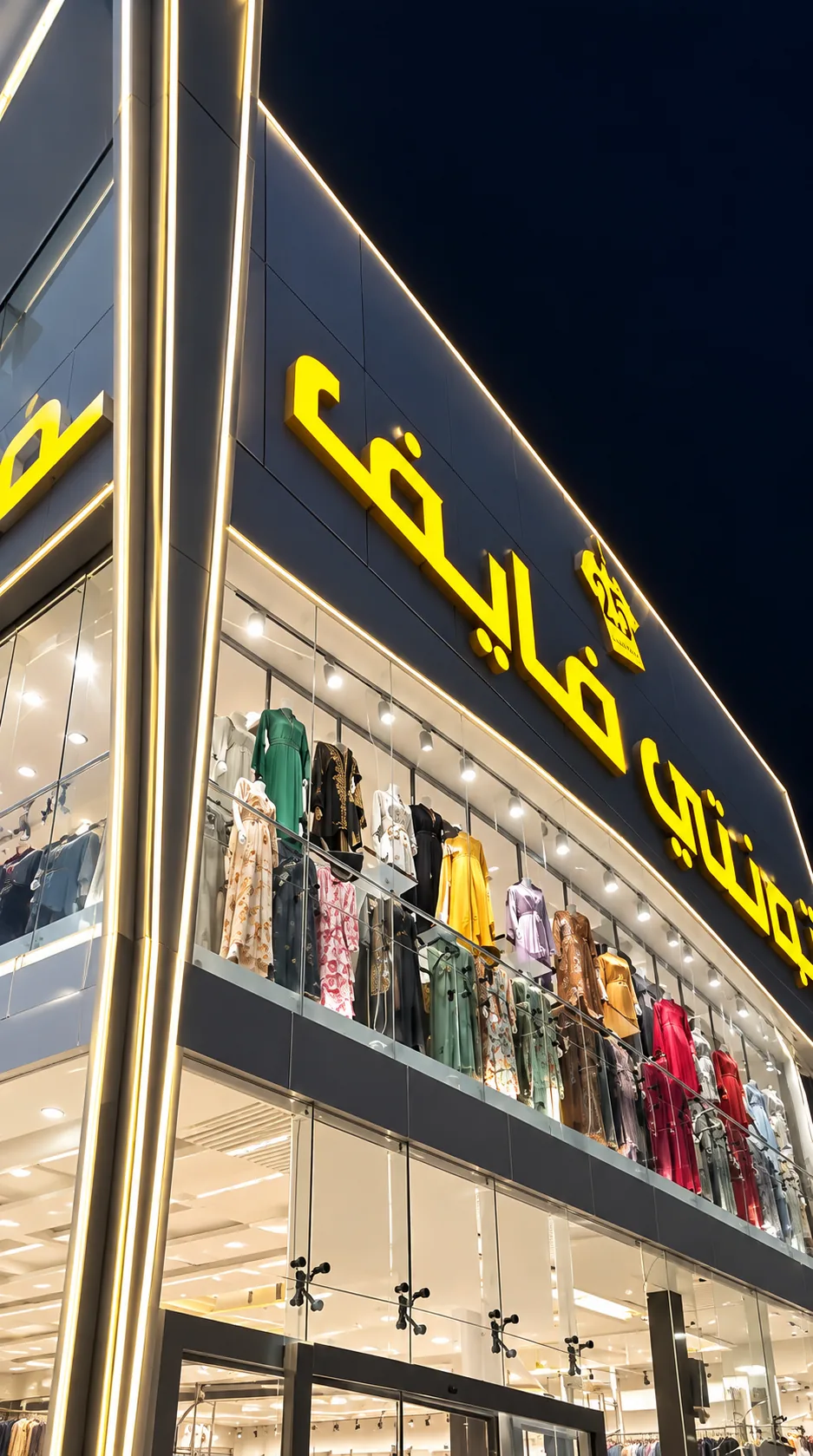 تفاصيل واجهات الزجاج الإنشائي وإضاءات LED المحيطية